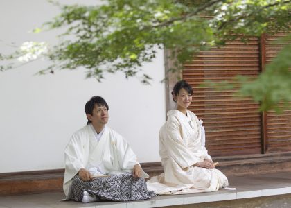 夏の縁側の新郎新婦