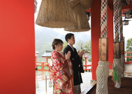 祈る新郎新婦
