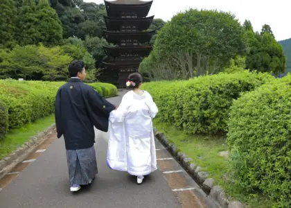 五重塔の前を手を繋いで歩くカップル