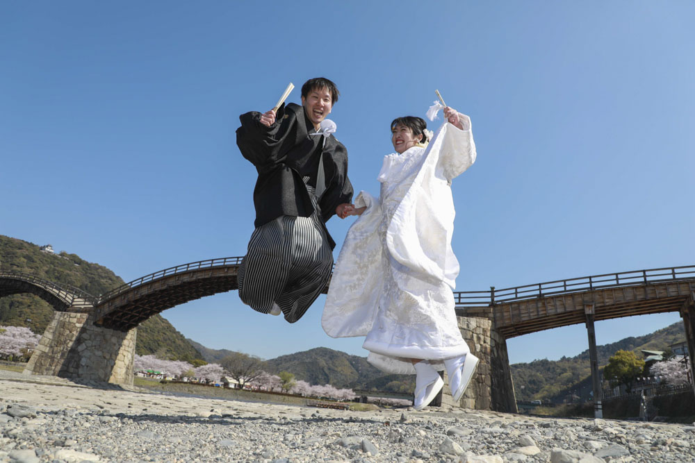 結婚写真でジャンプ