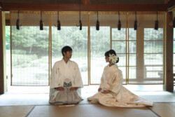 帳のある本堂で結婚写真