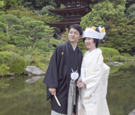 瑠璃光寺五重塔の池の前の写真
