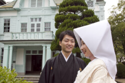 山口高校記念館前で結婚式の前撮り写真