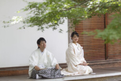 夏の縁側の新郎新婦