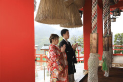 祈る新郎新婦