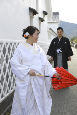 赤い和傘の新婦