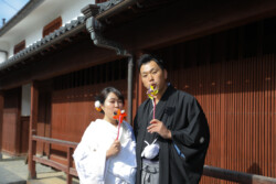 御成道 昔の玩具で遊ぶ新郎新婦