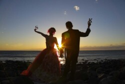 夕日の中の新郎新婦