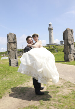 角島灯台でお姫様抱っこ