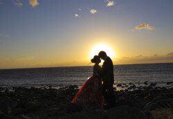 夕日の中の新郎新婦