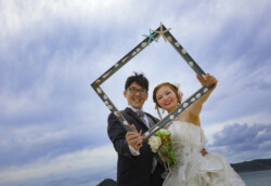 フォトフレームから顔を出す新郎新婦