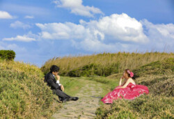 青空のもとで結婚写真