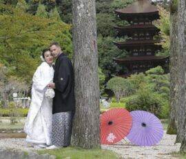 瑠璃光寺五重塔でフォトウェディングをするカップル