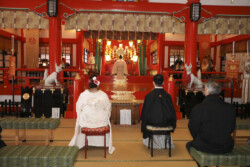 密を避けて間隔をあけて着座 神社結婚報告祭