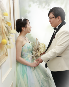 山口のフォトウェディング｜スタジオ内で撮影するM-Wedding